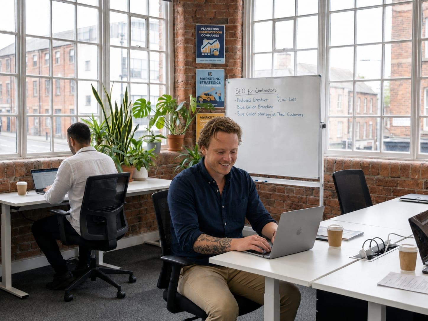 Sam aan het werk op de werkplek van Meerklussen.nl
